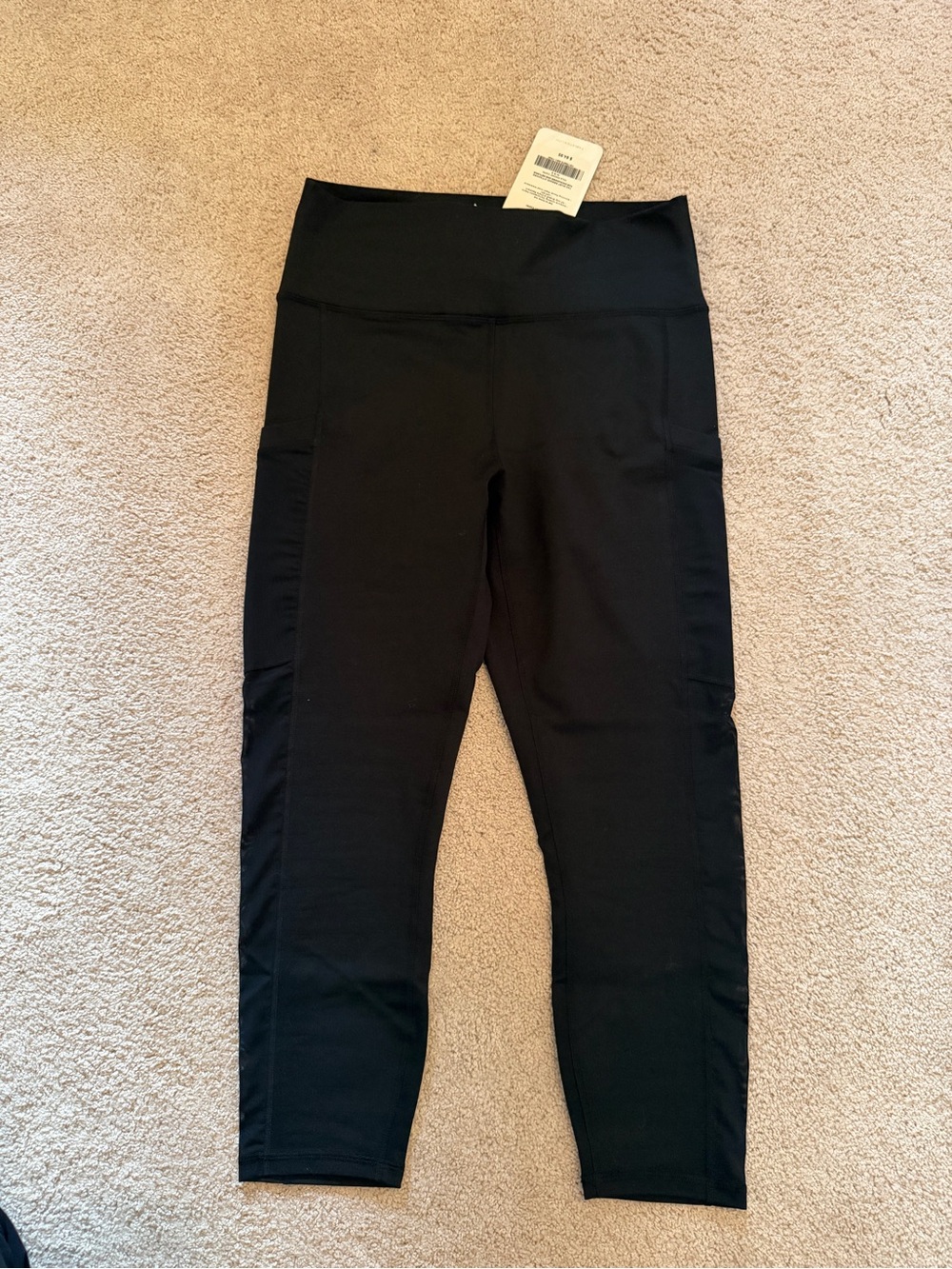 NWT Fabletics Mila Pocket Capri Leggings - medium